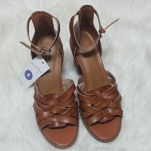Universal Thread Brown Sandals. Size 6 1/2